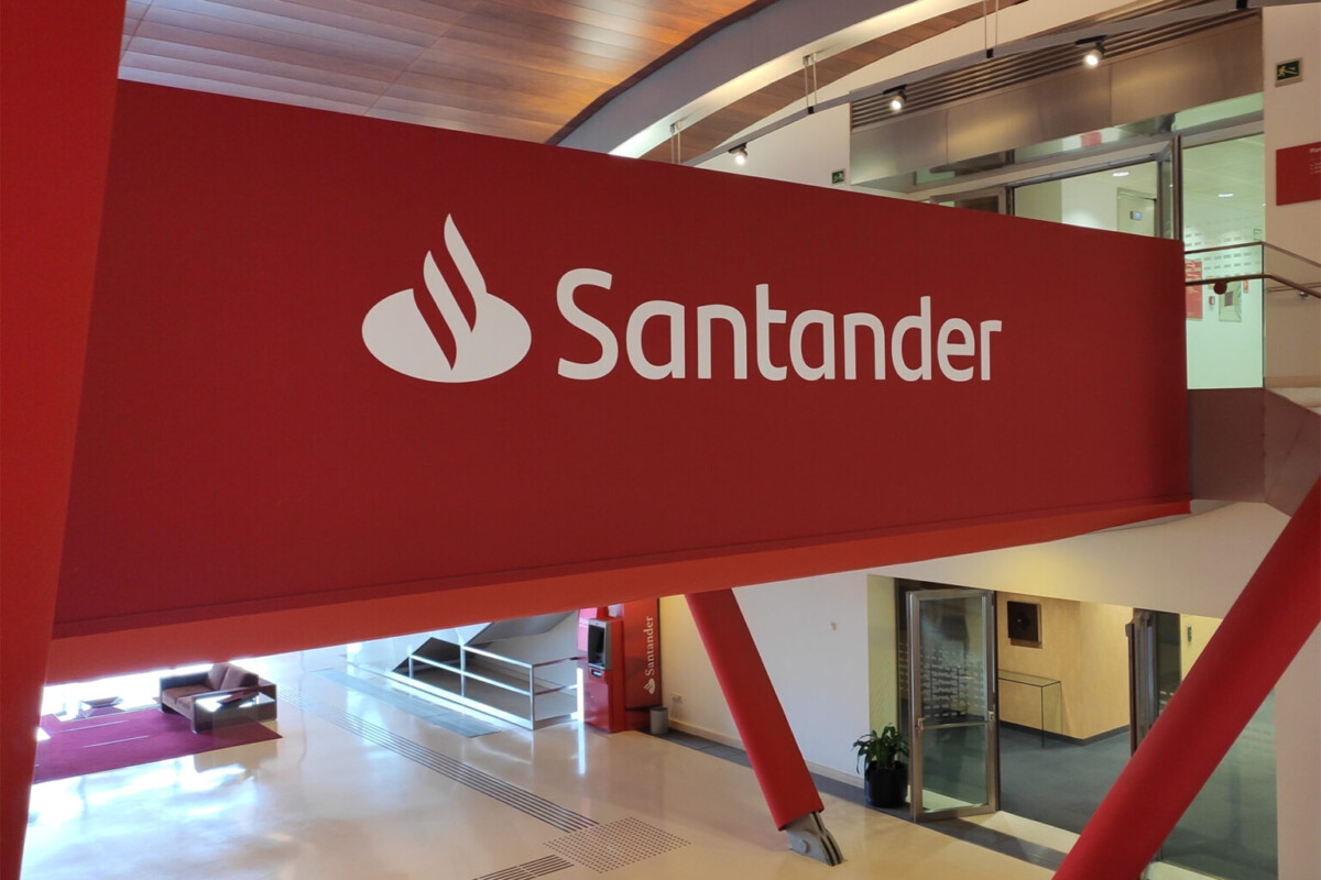 Santander anuncia VAGAS com salários acima de R$ 8 MIL; quem pode se inscrever?