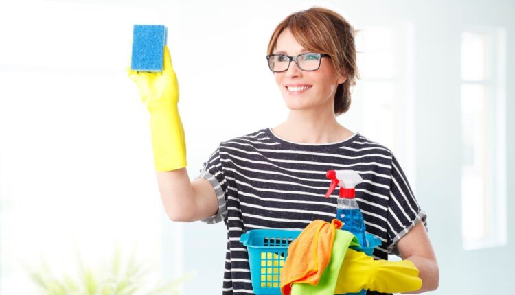 Trabalhador doméstico: conheça os seus DIREITOS