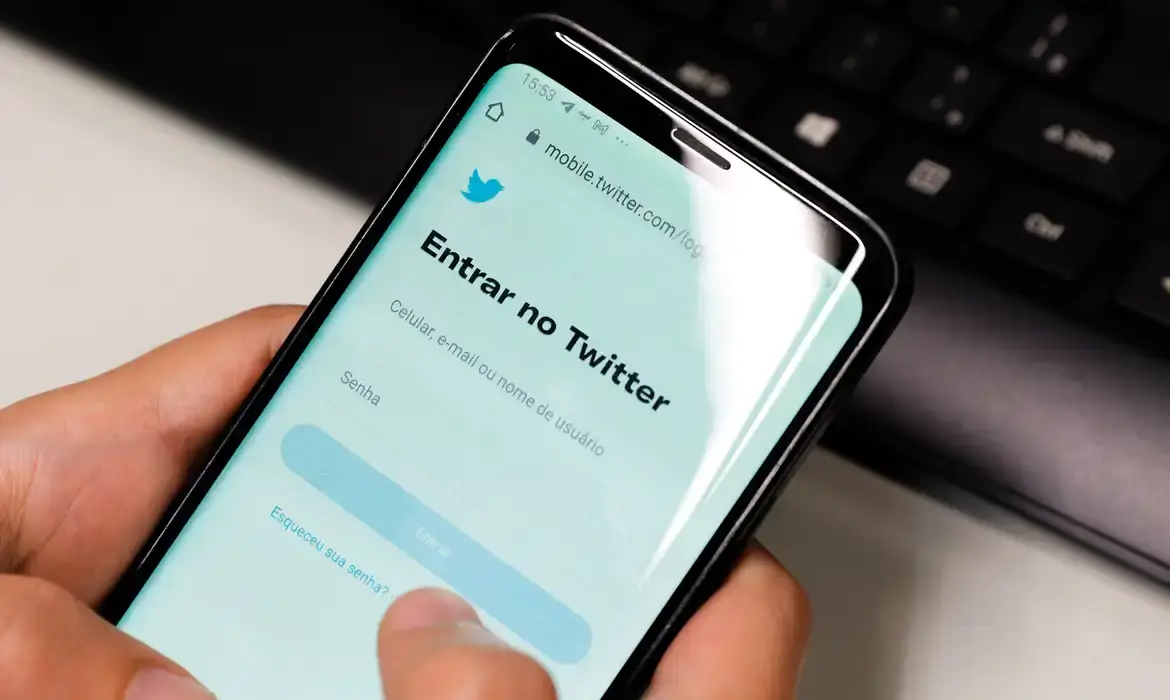 Twitter: conectando pessoas e ideias em uma única plataforma Tela de login do Twitter exibida em um smartphone, representando a plataforma de mídia social