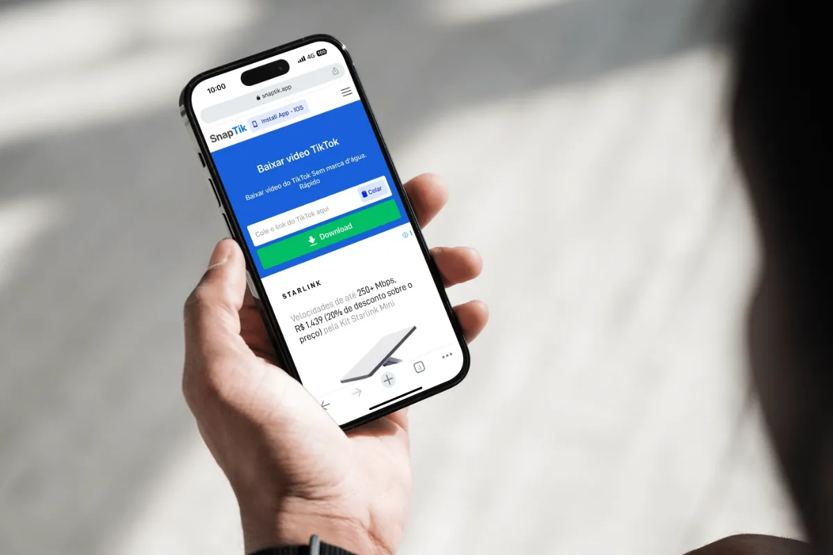 SnapTik no celular: como baixar vídeos do TikTok sem marca d’água Pessoa utilizando o SnapTik para baixar vídeo do TikTok no celular.