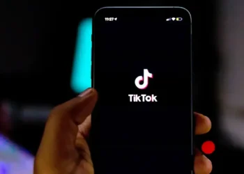 Pessoa segura celular com a tela inicial do TikTok aberta