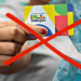 Cartão do Bolsa Família com sinal de bloqueio alertando sobre cadastro desatualizado em 2026