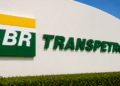Logo da Transpetro em fachada de unidade industrial da empresa relacionada aos novos editais de concurso público.