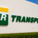 Logo da Transpetro em fachada de unidade industrial da empresa relacionada aos novos editais de concurso público.
