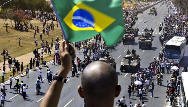 Com coro pela democracia, Lula participa de desfile pela nona vez