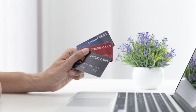 ALERTA: Ter VÁRIOS cartões de crédito pode colocar as finanças em RISCO