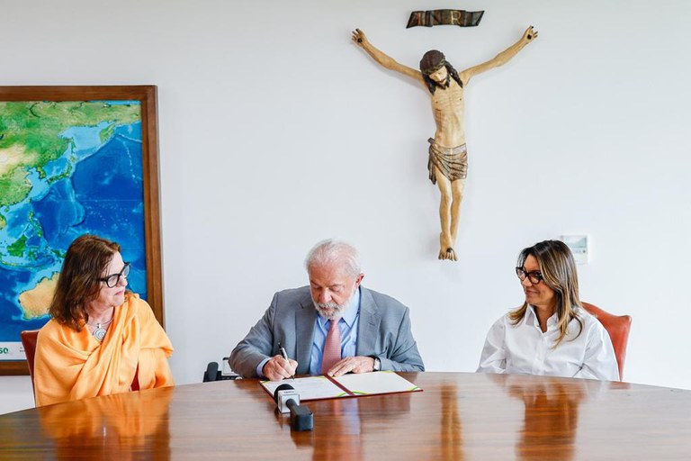 Lula sanciona Lei que concede NOVO AUXÍLIO para MULHERES 