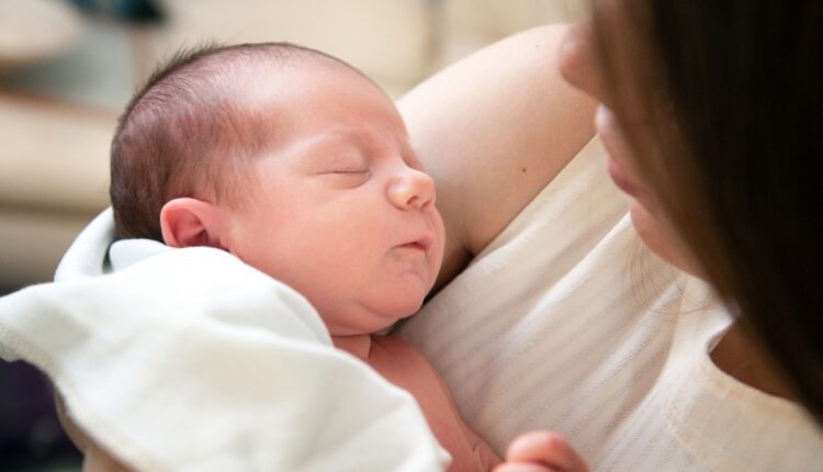 Mãe de recém-nascido que recebe BOLSA FAMÍLIA pode ter direito a MAIS ESSE VALOR