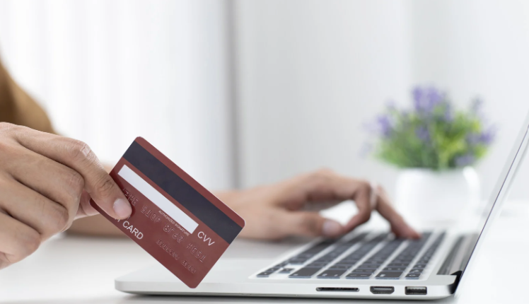 Cartão de crédito é utilizado como principal fonte de financiamento para pequenos negócios no Brasil