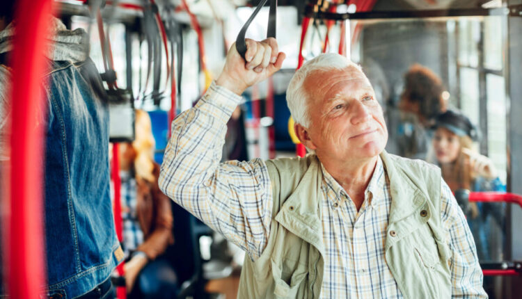 Cartão de idoso para ônibus e metrô: Veja quem tem direito e como solicitar