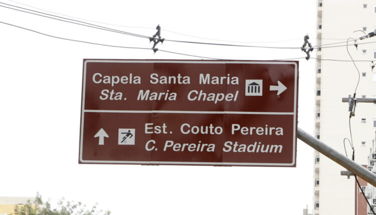 Cidades turísticas deverão ter placas de trânsito em três idiomas