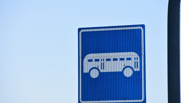 Cuidado, motorista! Transitar em faixa para ônibus gera multa - Reprodução Canva