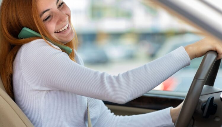 Cuidado, motorista! Usar celular ao volante pode custar muito caro - Reprodução Canva