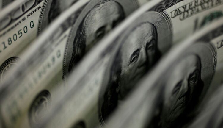 Dólar sobe pelo segundo mês seguido, influenciado pelo cenário internacional