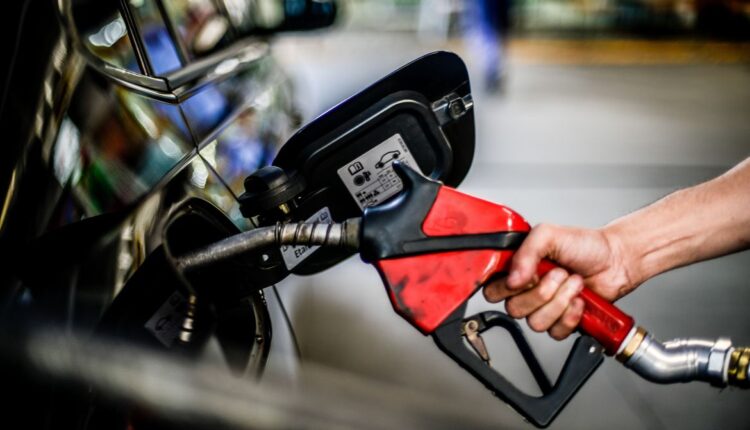 Gasolina tem forte alta, eleva inflação e preocupa brasileiros