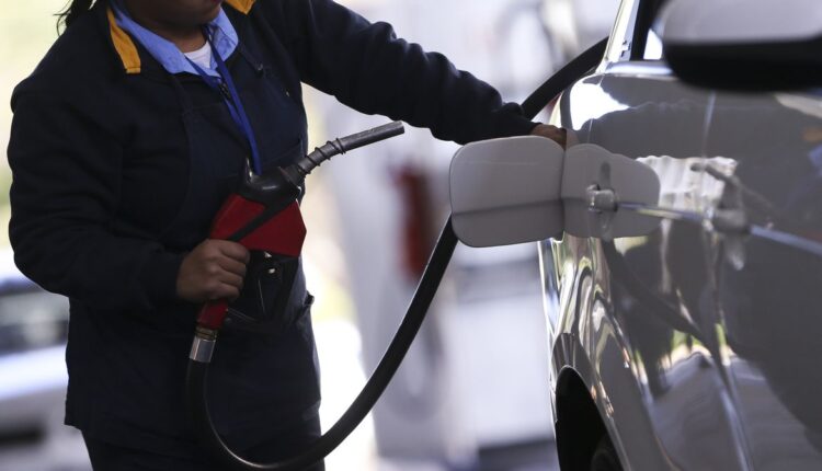 Gasolina fica mais barata na semana, mas preço sobe nos últimos meses