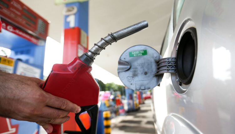 Consumidores pagam mais caro pela gasolina vendida nas bombas do país