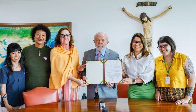 Lula sanciona Lei que concede NOVO AUXÍLIO para MULHERES