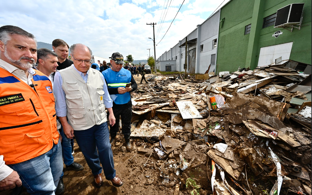 Locais devastados pelas fortes chuvas no RS, como a cidade de Muçum, recebem o presidente em exercício e sua comitiva.