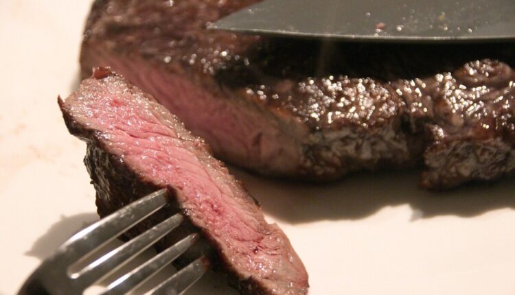 Vários cortes de carne vermelha estão mais baratos no Brasil em 2023