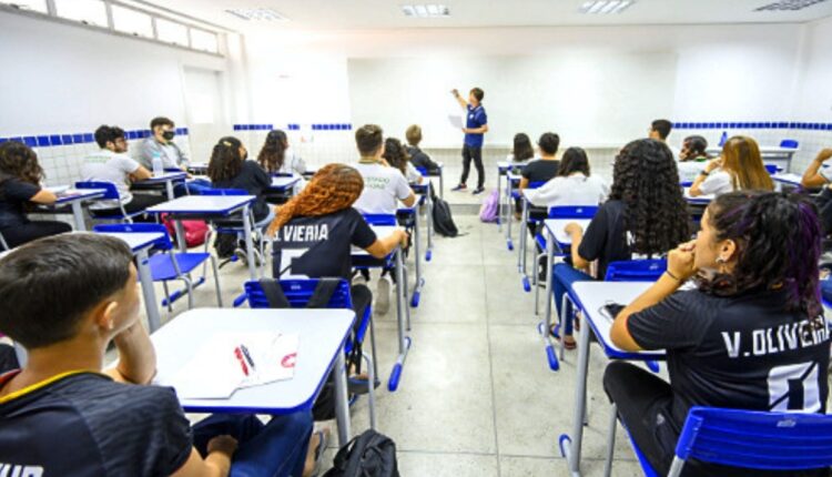 Adolescentes têm SUBSÍDIO do governo para ESTUDAREM; entenda melhor