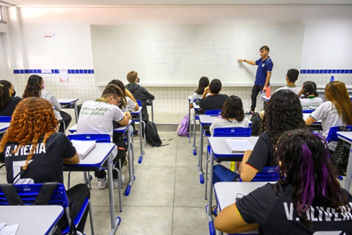 ESTE benefício para estudantes AINDA não é TOTALMENTE conhecido pelos brasileiros