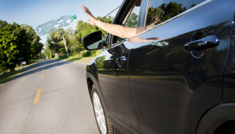 TRÂNSITO: Jogar lixo pela janela do carro pode virar infração grave