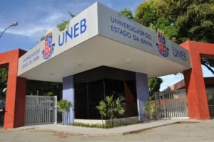 Entrada de campus da Universidade do Estado da Bahia. Imagem: Uneb