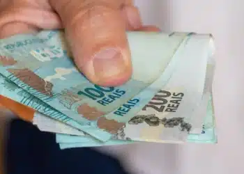 Notas de reais em destaque relacionadas ao Saque Calamidade do FGTS de R$ 6.220 liberado para novas cidades.