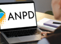 Pessoa acessa, pelo notebook, informações sobre o concurso da ANPD e os preparativos para a contratação da banca organizadora.