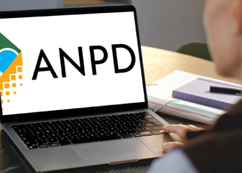 Pessoa acessa, pelo notebook, informações sobre o concurso da ANPD e os preparativos para a contratação da banca organizadora.