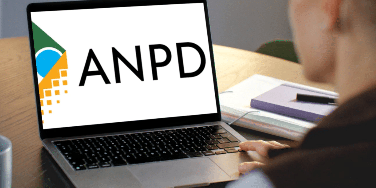 Pessoa acessa, pelo notebook, informações sobre o concurso da ANPD e os preparativos para a contratação da banca organizadora.