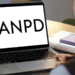 Pessoa acessa, pelo notebook, informações sobre o concurso da ANPD e os preparativos para a contratação da banca organizadora.