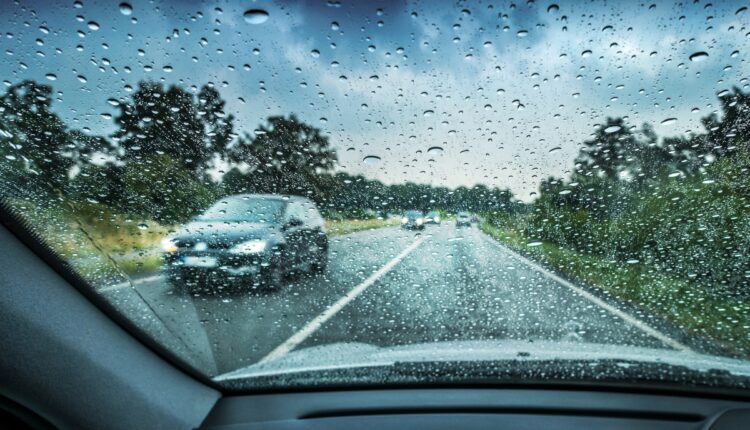 Atenção, motorista! Tome estes cuidados em dia de chuva e evite acidentes