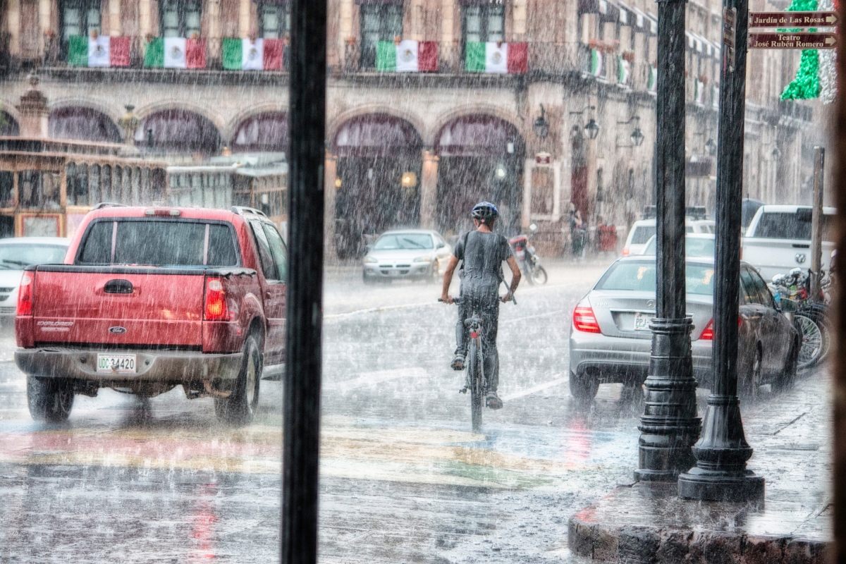 Atenção, motorista! Tome estes cuidados em dia de chuva e evite acidentes