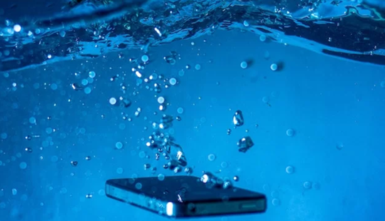 Celular "à prova d'água": confira 7 modelos para comprar em 2023