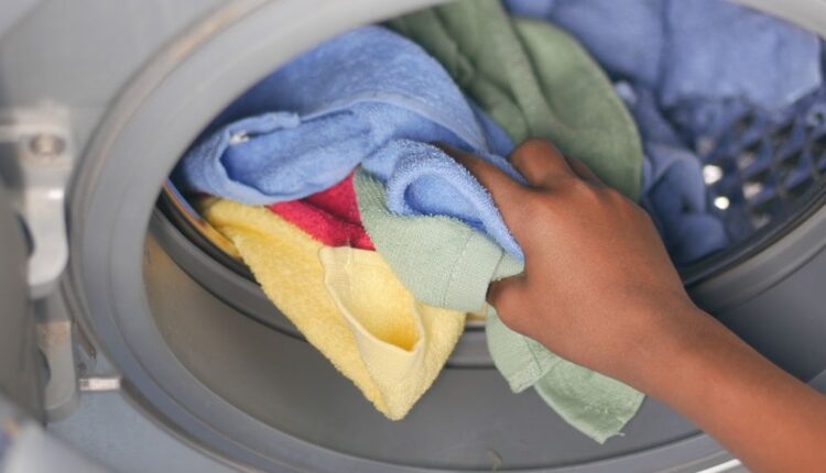 Como economizar energia com a máquina de lavar roupa?