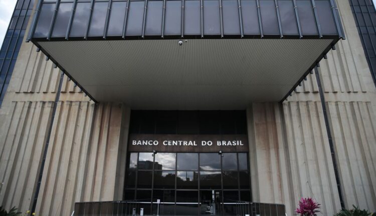 Copom inicia reunião que definirá nova taxa de JUROS no Brasil