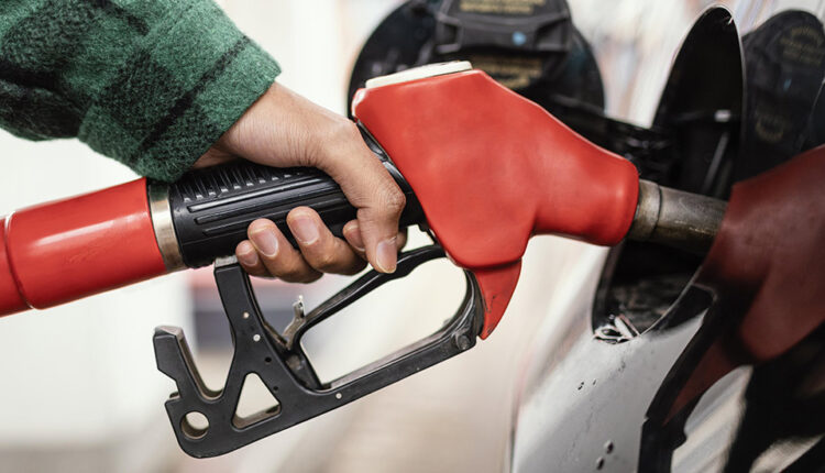 Preço da gasolina cai de novo no país, mas combustível continua caro