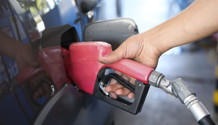 Motoristas buscam o combustível mais vantajoso para abastecerem seus veículos