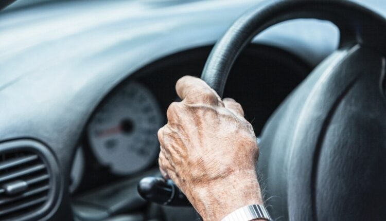Qual é o limite de idade para os idosos dirigirem no Brasil?