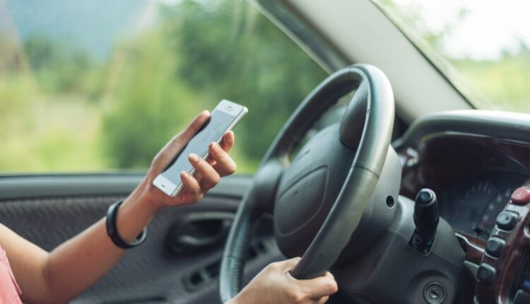 Atenção, motorista! Pesquisa mostra impacto do celular no trânsito. Foto: Canva