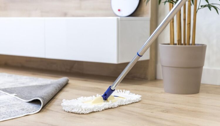 Limpeza profunda no piso sem lavar: aprenda a fazer essa misturinha simples e certeira