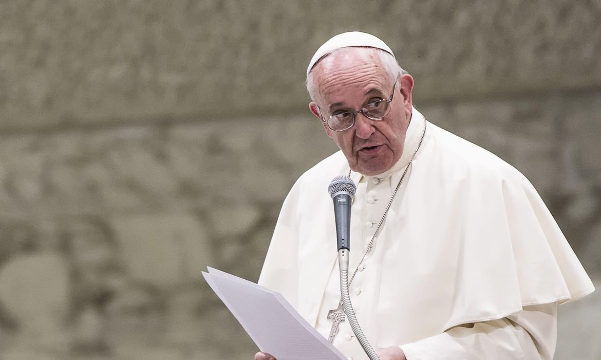 Papa vê possibilidade de bênção a casais gays
