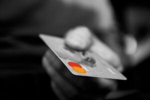 Nova pesquisa revela dados IMPRESSIONANTES sobre dívidas no cartão de crédito