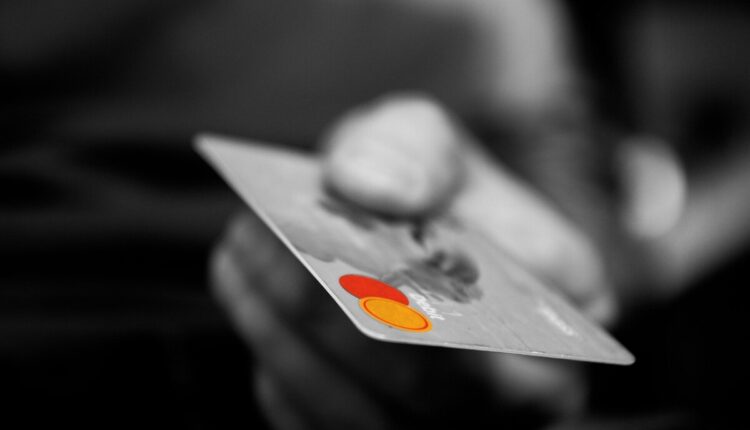Nova pesquisa revela dados IMPRESSIONANTES sobre dívidas no cartão de crédito