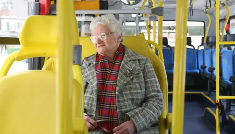 Passagem GRATUITA de ônibus: Direito de todos os idosos? Veja o que diz a lei