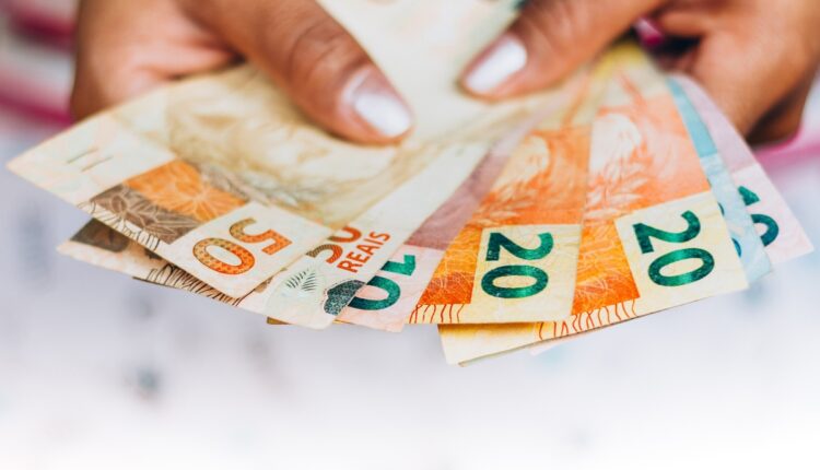 Por que alguns cidadãos RECEBERAM mais de R$ 2 mil HOJE (18) pelo Bolsa Família?