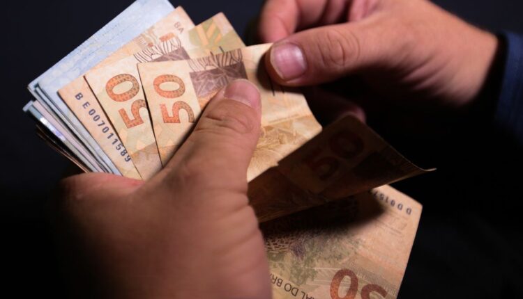 POUPANÇA: Brasileiros retiram R$ 86 BILHÕES da caderneta em 2023