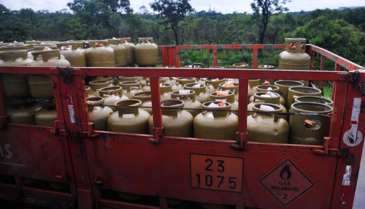 Preço médio do Gás de Cozinha volta a SUBIR no país, revela ANP